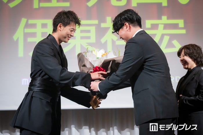 伊東祥宏監督(右)から花束を受け取る竹内涼真(C)モデルプレス