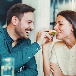 男性が気になる女性に本能的にしてしまうこと4つ