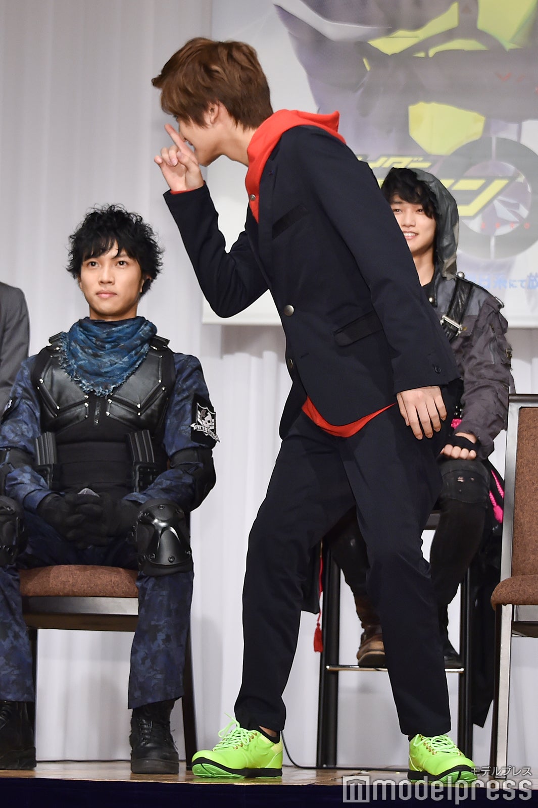 変身ポーズ披露前、ツッコミを入れる児嶋一哉に「シッー」とお願いをする高橋文哉 （C）モデルプレス