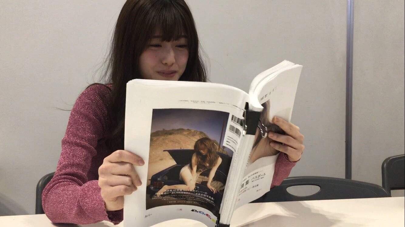 白石麻衣2ndソロ写真集『パスポート』（2月7日発売）をチェックする松村沙友理／画像提供：講談社