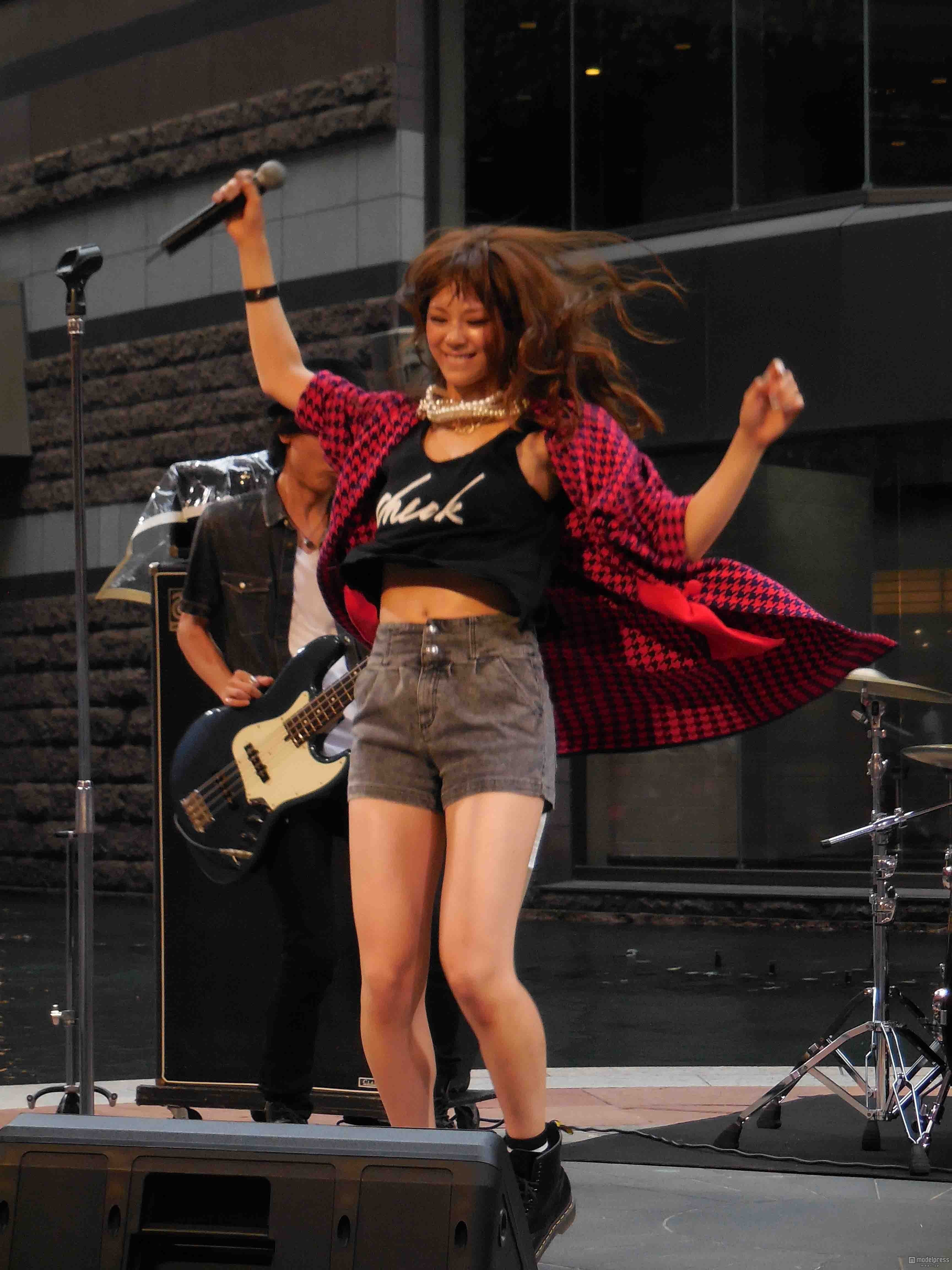 ファンからの歓声を浴びる、西内まりや