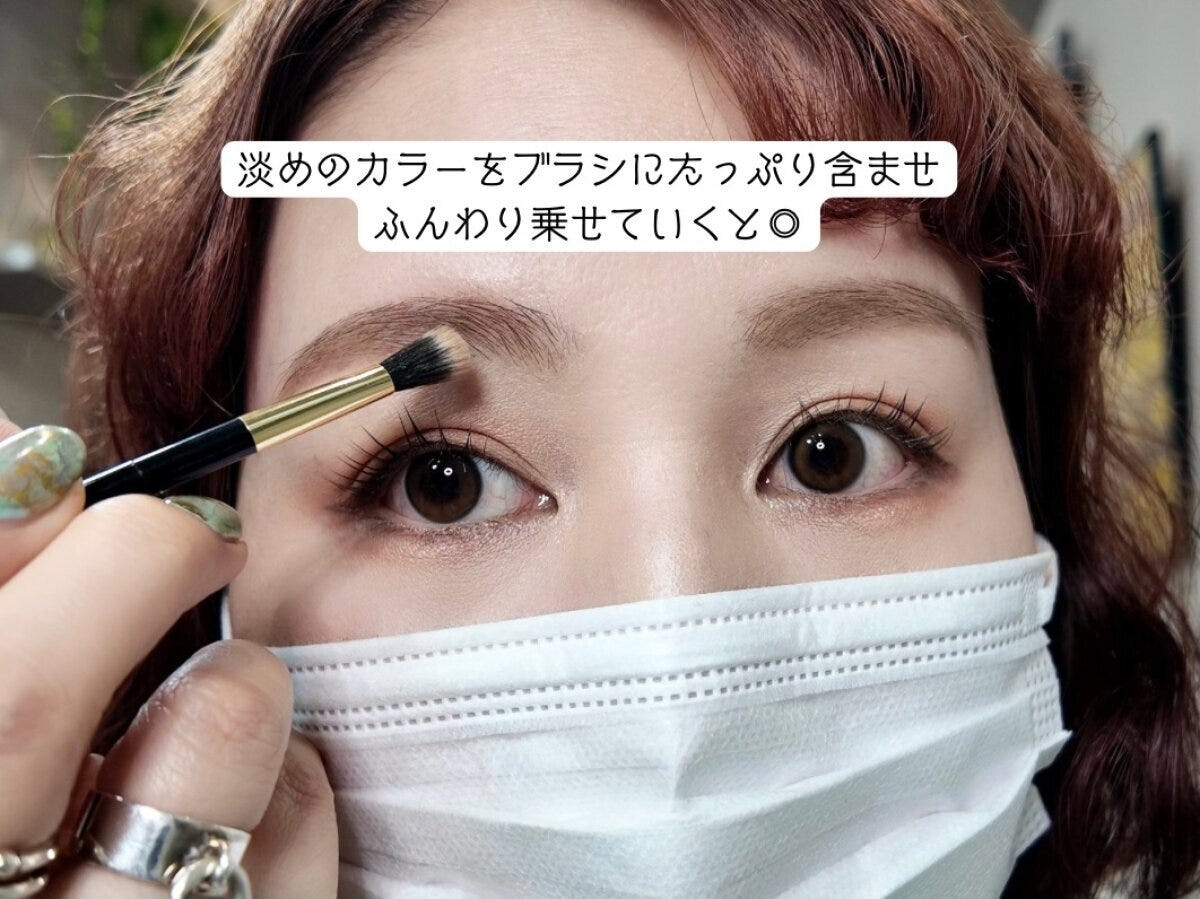 淡めのカラーをブラシでのせる