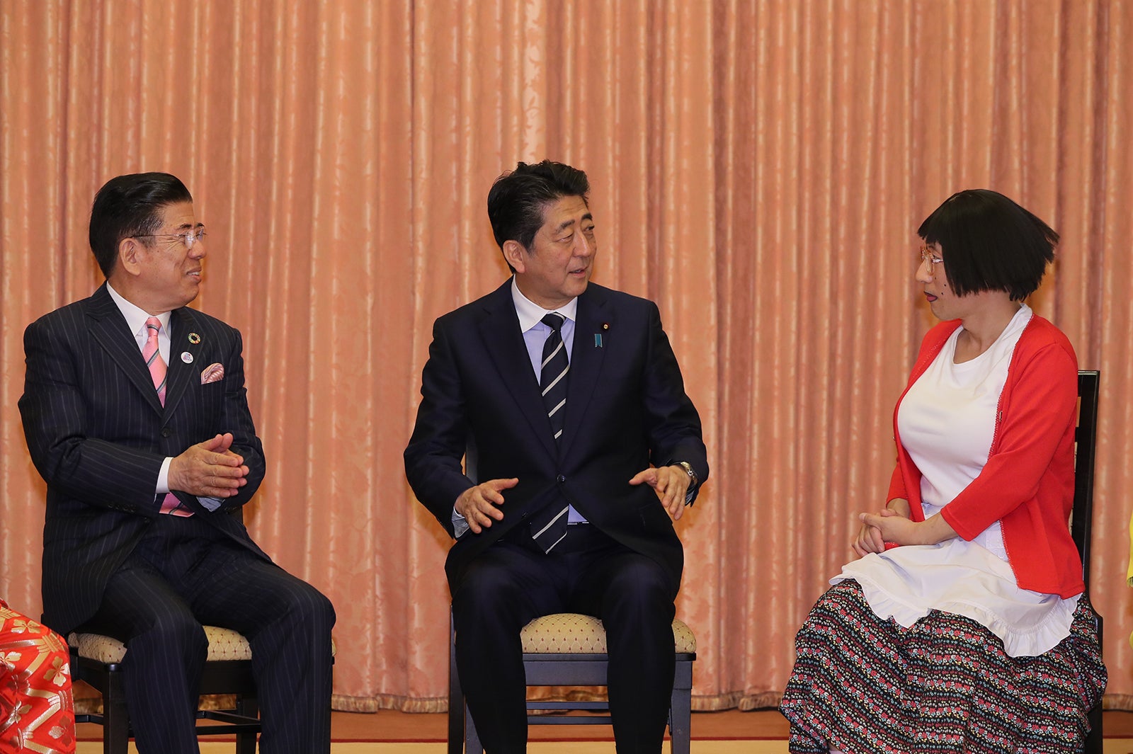 本物の安倍晋三首相（中央）（提供写真）