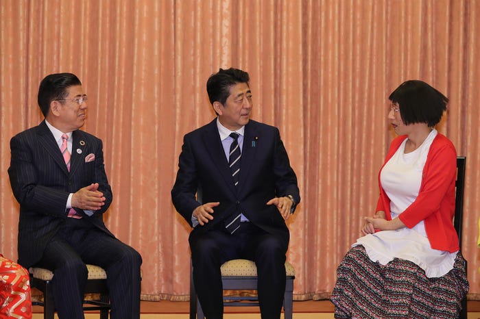 本物の安倍晋三首相(中央)(提供写真)