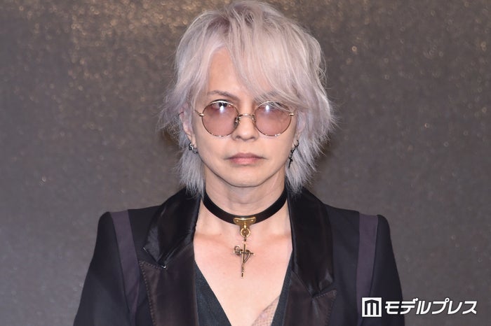 HYDE、オーストラリアで馬車に乗る“美ショット”公開「映画のワンシーンみたい」「絵になる」と反響