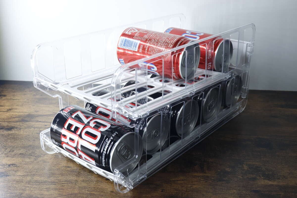 缶ボトルホルダーに赤い缶と黒い缶が収納されている様子