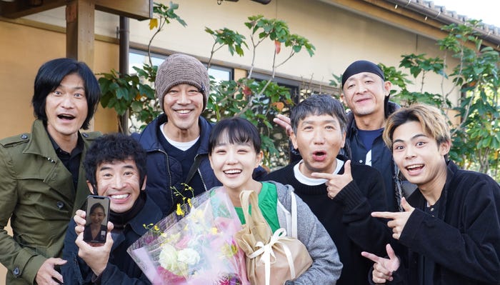 奈緒、堤真一ら(C)日本テレビ