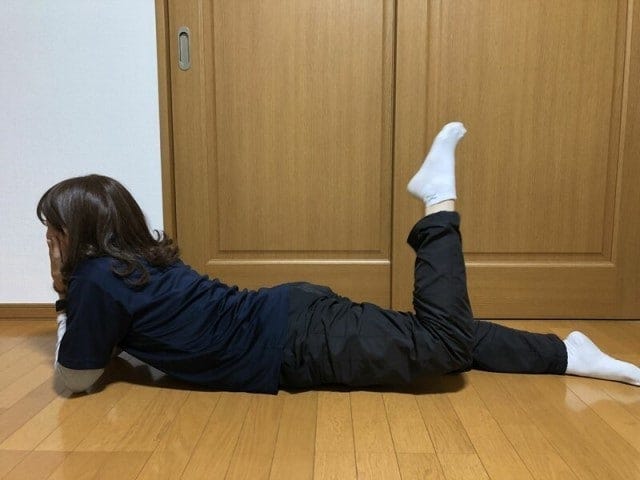 寝転がった状態で片足の膝を曲げ、つま先が引っ張られている意識で足を上に挙げてみよう