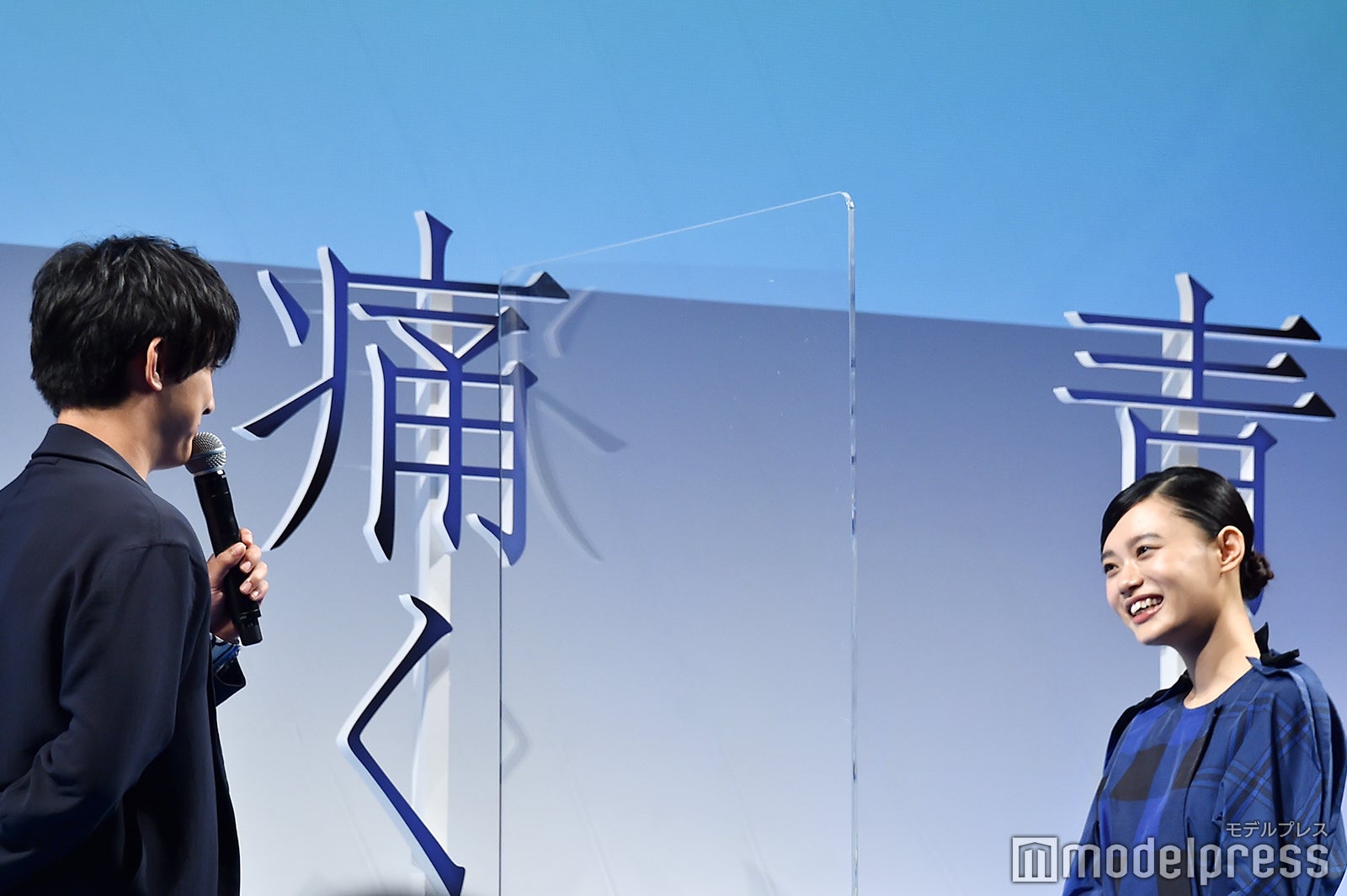 照れながら互いに激励のメッセージを送る（左から）吉沢亮、杉咲花 （C）モデルプレス