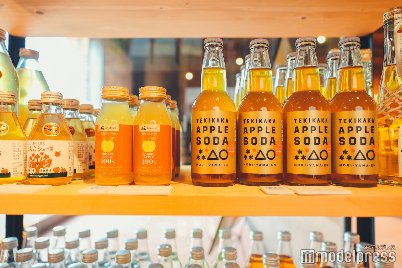 ショップエリアには様々な種類のシードルやりんごジュースが並びます （C）モデルプレス