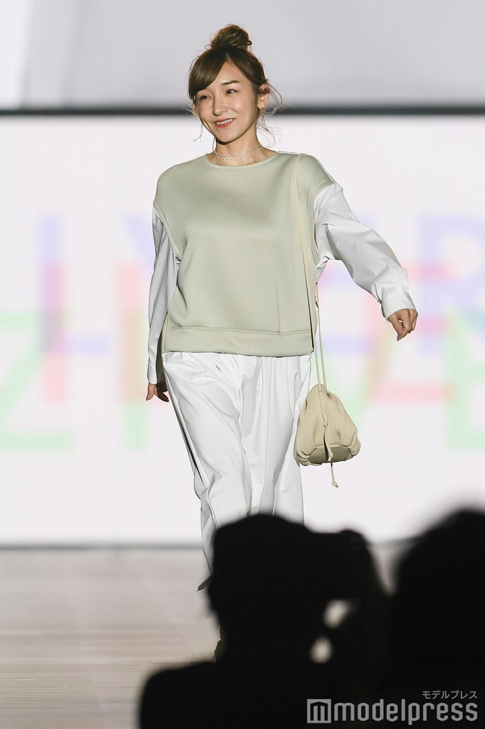 加護亜依 緊張の初ランウェイ 宮迫博之のファッションステージで投げキッス 関コレ21a W モデルプレス 加護亜依 緊張の初ランウェイ 宮迫博之のファッションステージで投げキッス 関コレ21a W モデルプレス