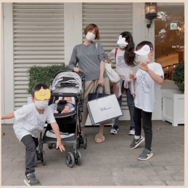 Hitomi 子供4人との 決めポーズ 5shot公開 幸せ時間でした モデルプレス