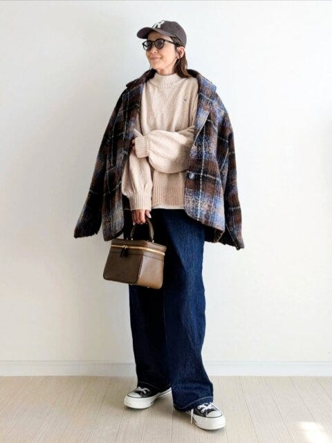 2025冬アウター着こなしブルーが映えるチェックジャケットコーデ
