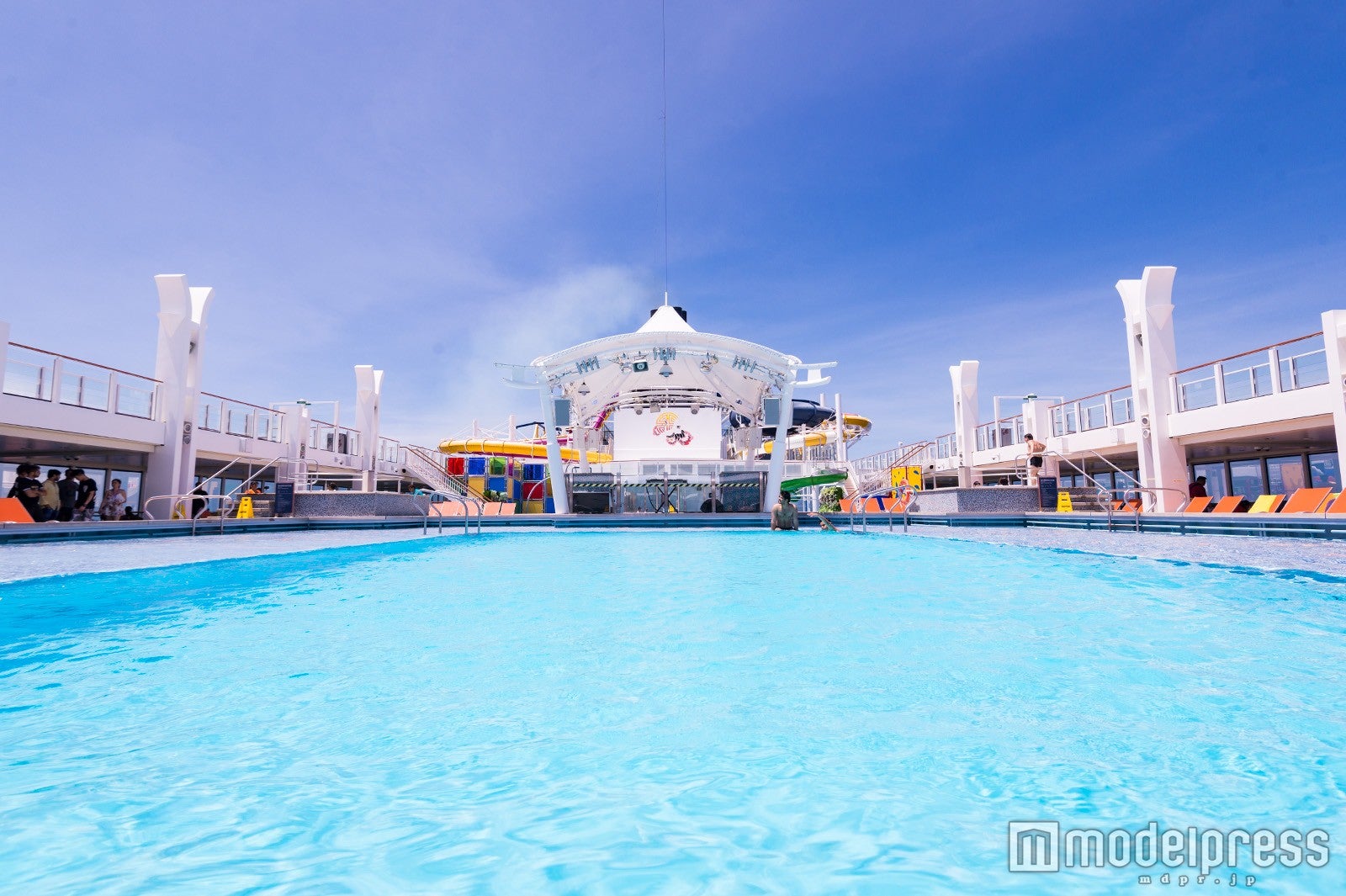 メインデッキには広々としたプール （C）モデルプレス