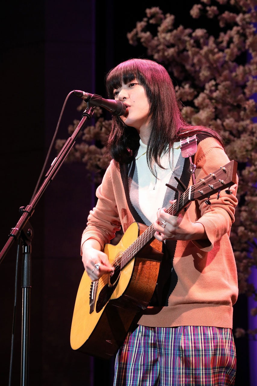 「ハルノヒ」を歌うあいみょん（提供写真）