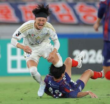 FC東京、開幕戦は悪夢の5失点大敗 サポーターは大ブーイング 前半にDF橋本が痛恨の一発レッド 試合前に長友がコールリーダー務めるも実らず