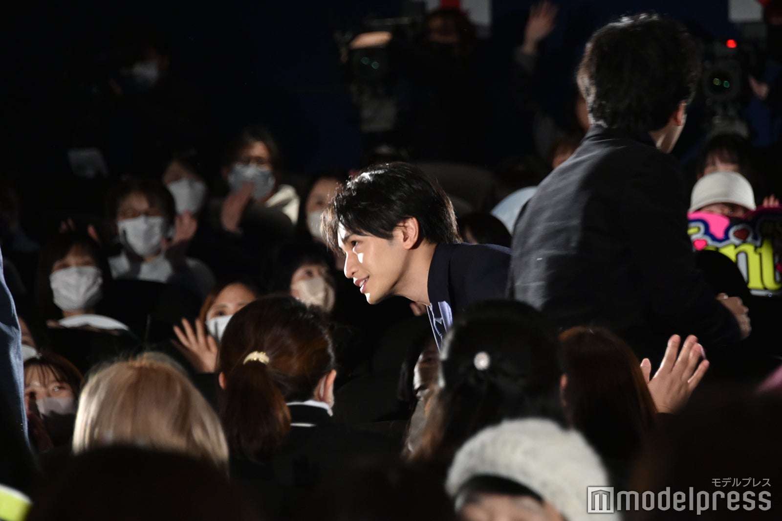 先輩方の前を通る時に腰を落としていた中島健人、客席をしっかりと見る二宮和也 （C）モデルプレス