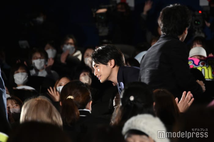 先輩方の前を通る時に腰を落としていた中島健人、客席をしっかりと見る二宮和也 (C)モデルプレス