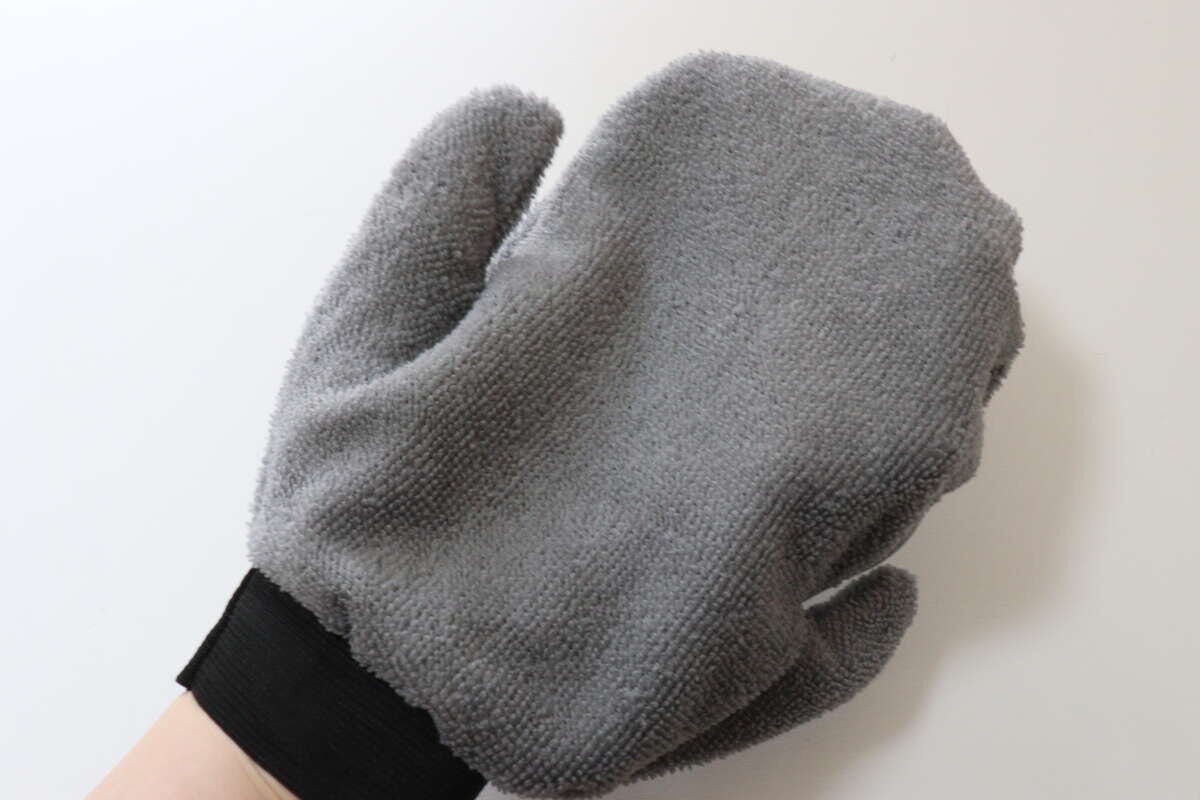 ダイソーのペットブラシグローブを装着する