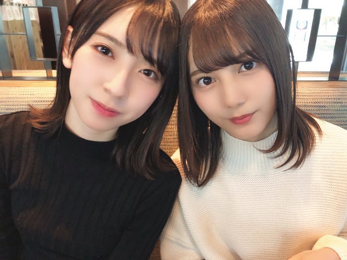 モノトーン“双子コーデ”の金村美玖と小坂菜緒(撮影:丹生明里)/提供写真