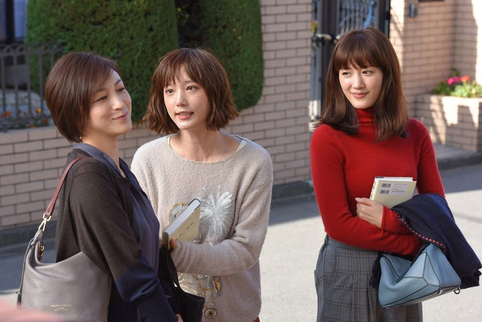 広末涼子、本田翼、綾瀬はるか/「奥様は、取り扱い注意」第4話より(画像提供:日本テレビ)
