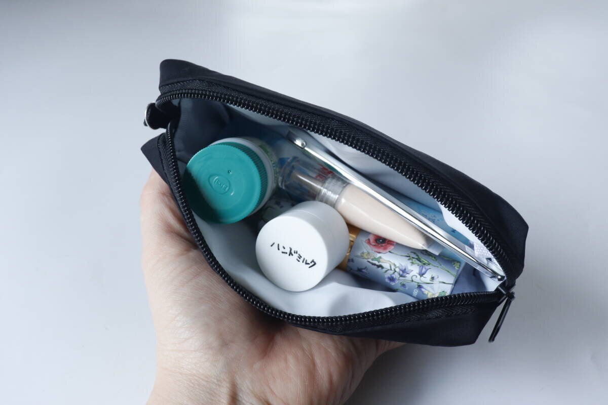 ダイソーの化粧ポーチ（ソフトクッション材使用）の使用例