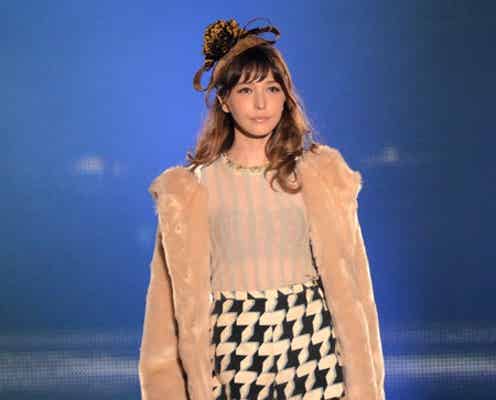 藤井リナ、透けトップス×ショーパンで美脚披露
