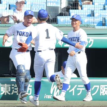 「人の数えぐいな」57年ぶり出場・横手の応援団で一塁側アルプスが超満員！紫色に染まったスタンドが大きく揺れる「泣きそうになる」「昨日の福山以上？」