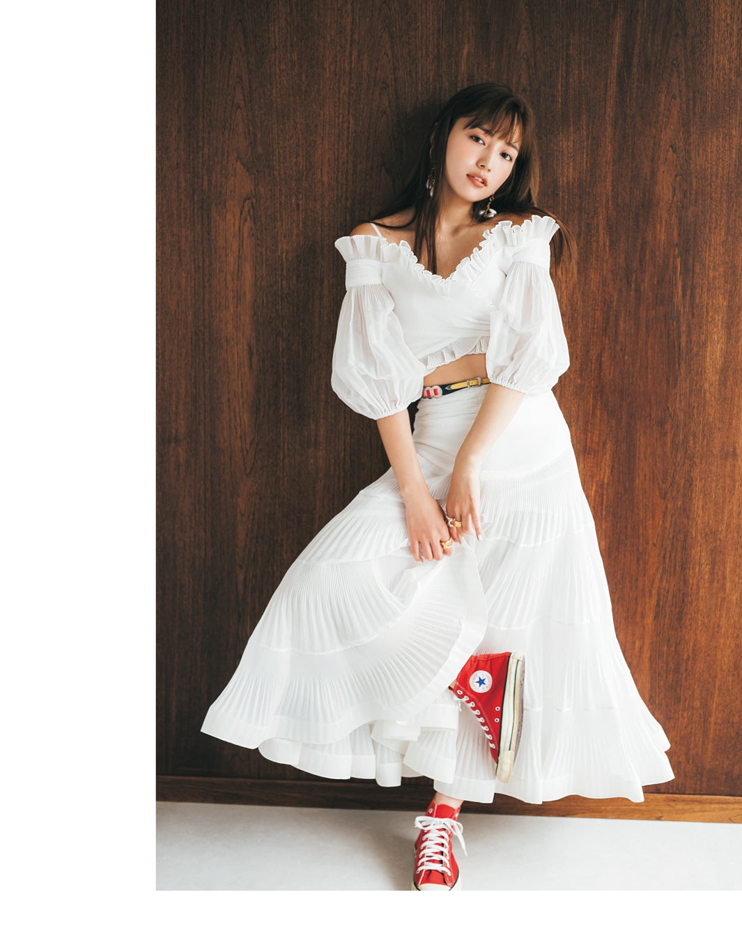 川口春奈、肌見せ眩しい“派手め夏服”で魅了