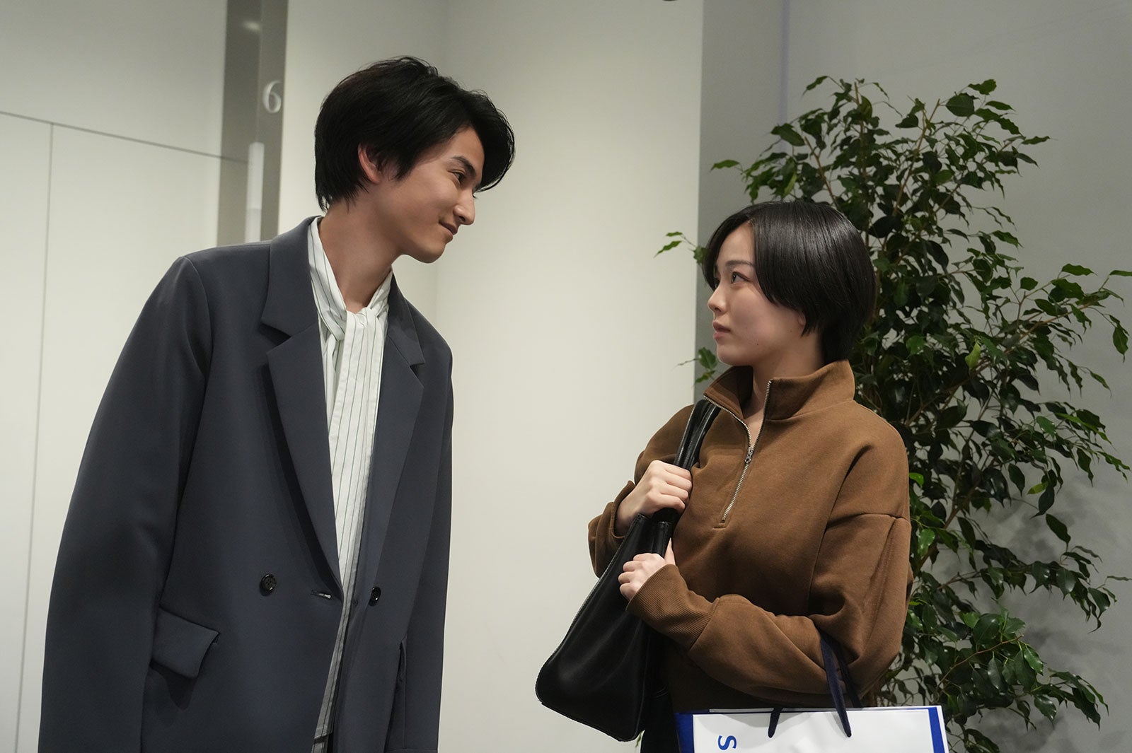 渡邊圭祐、伊原六花（C）2024映画「ふしぎ駄菓子屋 銭天堂」製作委員会