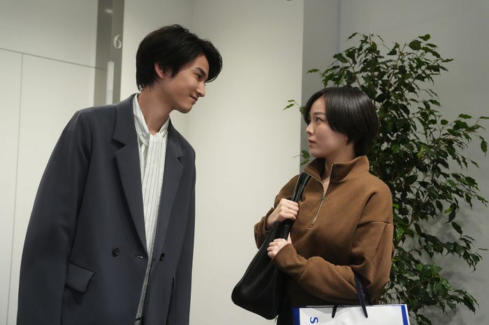渡邊圭祐、伊原六花(C)2024映画「ふしぎ駄菓子屋 銭天堂」製作委員会