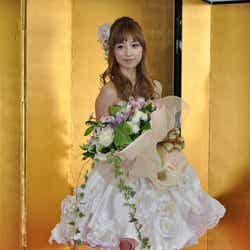 結婚会見に登場した小倉優子