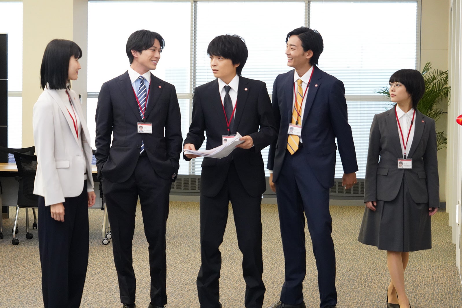 （左から）橋本愛、新田真剣佑、岡山天音、竜星涼、高畑充希／「同期のサクラ」第4話より（C）日本テレビ