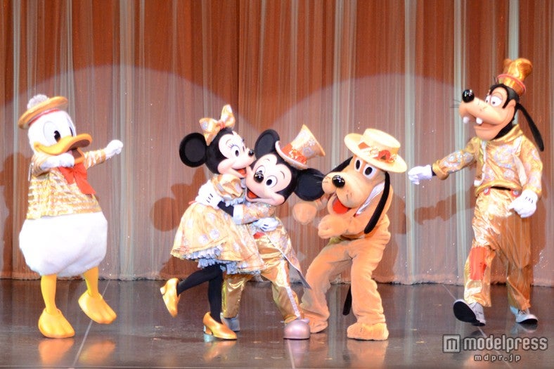 ステージに現れたキャラクターたち／謎解きプログラム