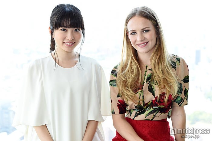 志田未来(左)、ブリット・ロバートソン(右)