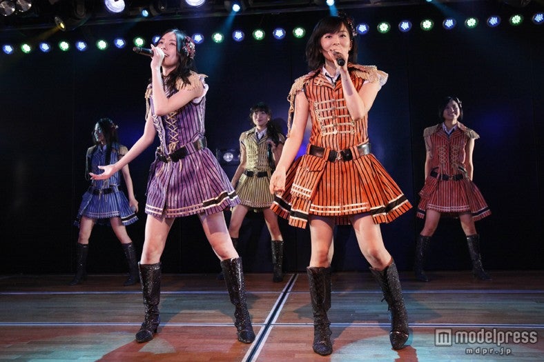 松井珠理奈、山本彩（C）AKS