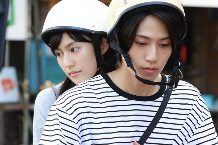 恒松祐里、橋本将生「ひと夏の共犯者」第1話(C)「ひと夏の共犯者」製作委員会