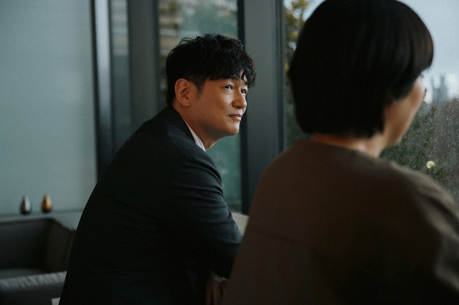 井浦新、松たか子「スロウトレイン」（C）TBS