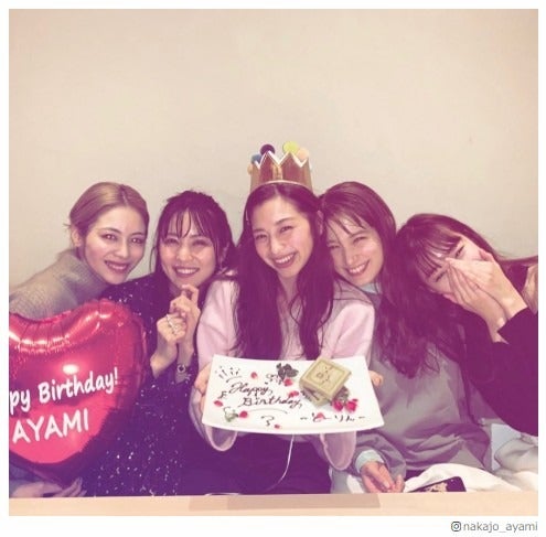 中条あやみバースデー、E-girls楓・石川恋らが祝福 集合ショットに「最強メンバー」と反響