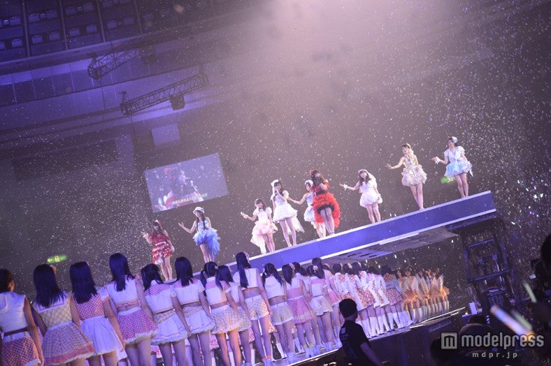 「それを青春と呼ぶ日」を熱唱するSKE48