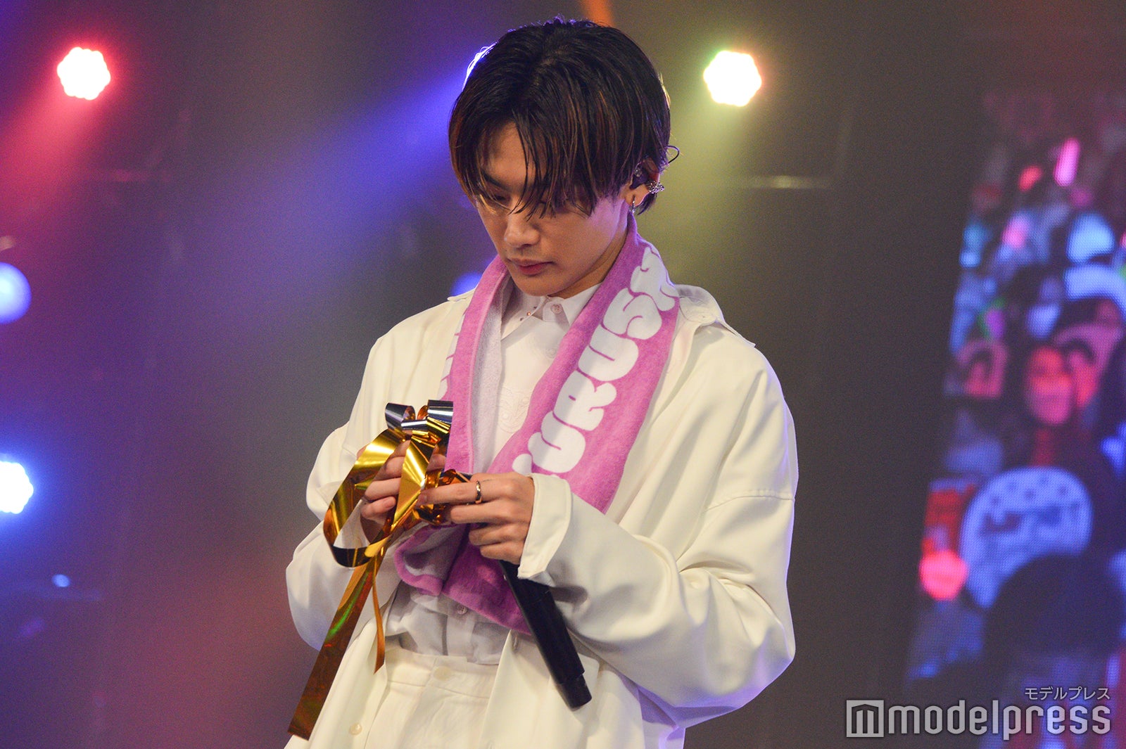 銀テープをまじまじと見るNOA （C）モデルプレス