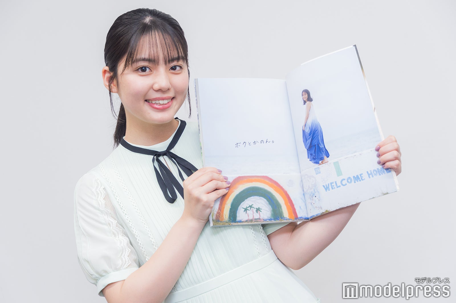 お気に入りのカットをみせる松島かのん（C）モデルプレス