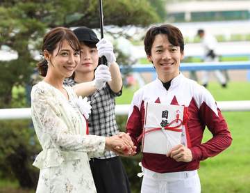 「とんでもねぇ美人だった！！！」小倉競馬場降臨の41歳美人女優にネット騒然「20年ぶりにみたけど20歳くらいにみえる」「ずっと若い。すごい遺伝子だわ」