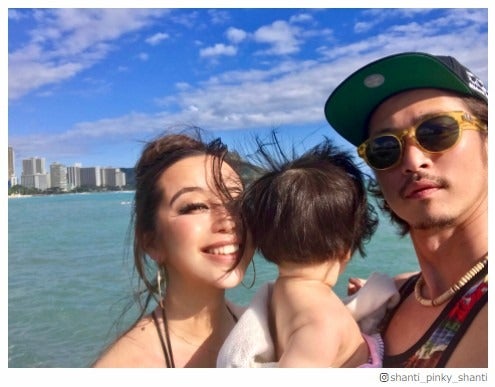 窪塚洋介の妻・PINKY、ビキニ姿で抜群のプロポーション披露「理想の体型」「憧れる」と反響