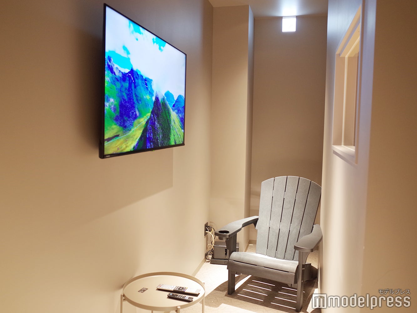 ちょうど正面にスマートテレビが（C）モデルプレス