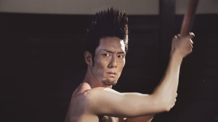 前貼りなしの全裸というから驚きである(C)空知英秋/集英社 (C)2017 映画「銀魂」製作委員会