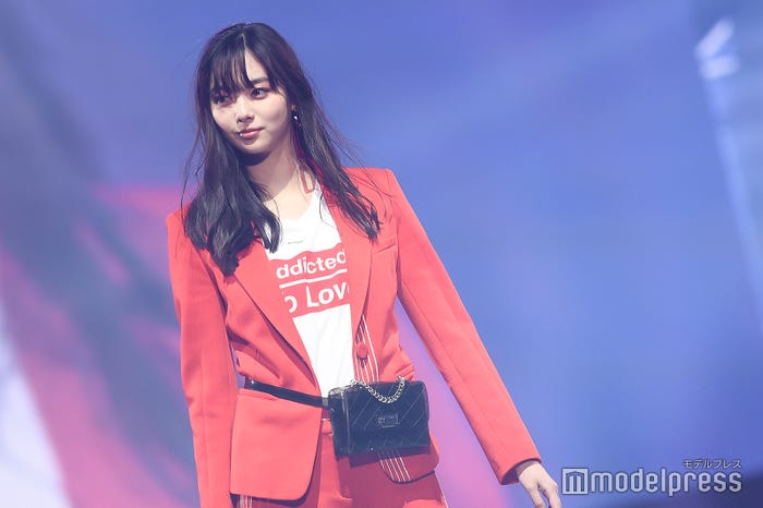 オープニングステージでトップバッターを歩いた新川優愛 (C)モデルプレス