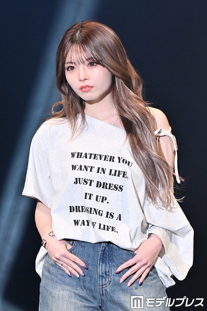 ゆいちゃみ、美肩輝くカジュアルコーデ カットアウトパンツでSEXYに【超十代2024】