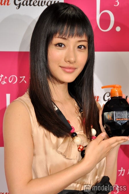 石原さとみ、キュートなミニスカで登場　男性の頭皮は「気にしない」