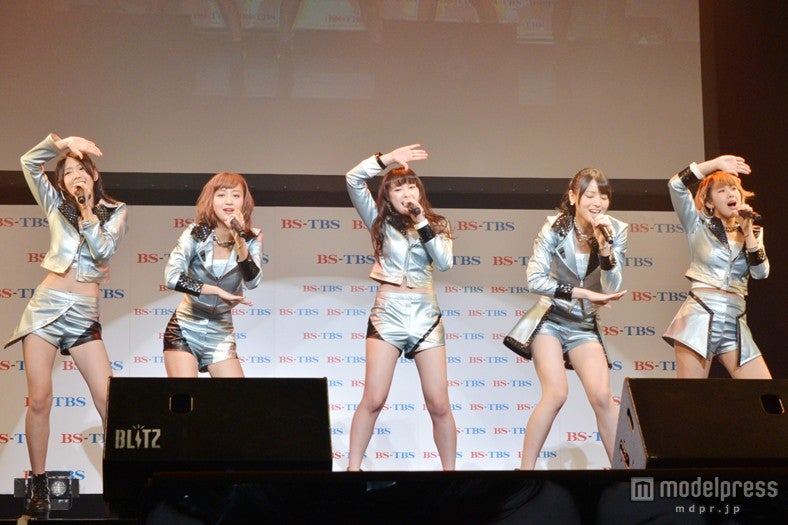 ℃-ute（左から：鈴木愛理、萩原舞、中島早貴、矢島舞美、岡井千聖）